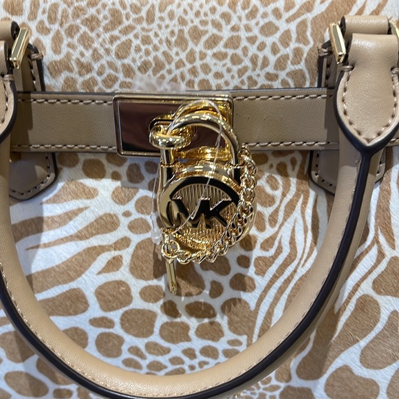 Michael Kors
Hamilton Small Satchel Leather
Color: Camel
NWT - Picture 6 of 16
